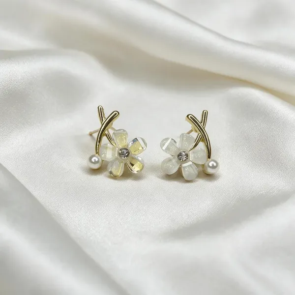 Gold_Tone_Pearl_Floral_Stud_Earrings_for_Women