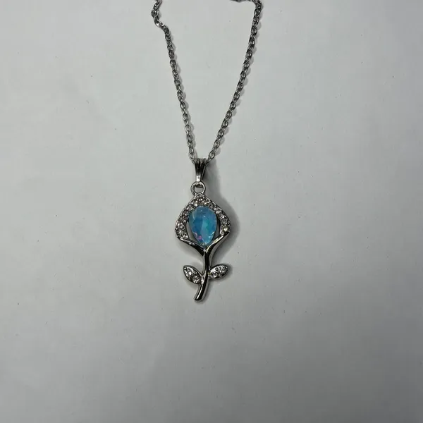 Silver-Tone_Floral_Pendant_Necklace_for_Women