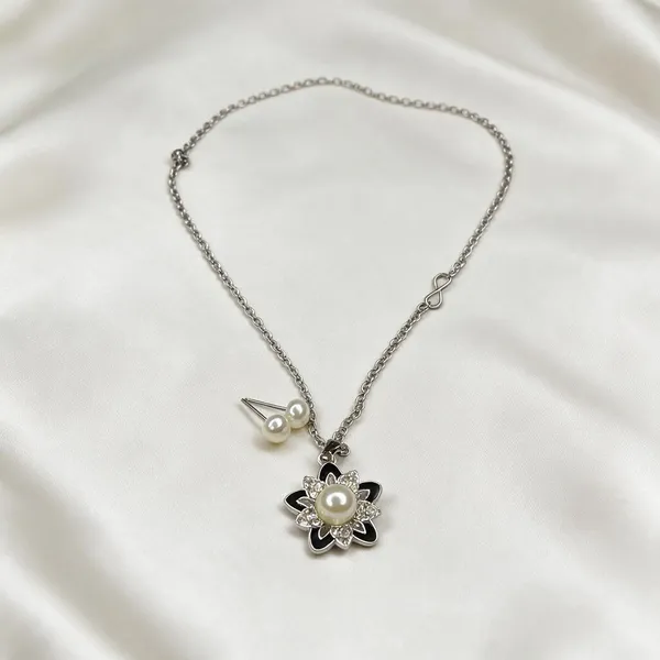 Silver-Toned_Floral_Pendant_Necklace_for_Women