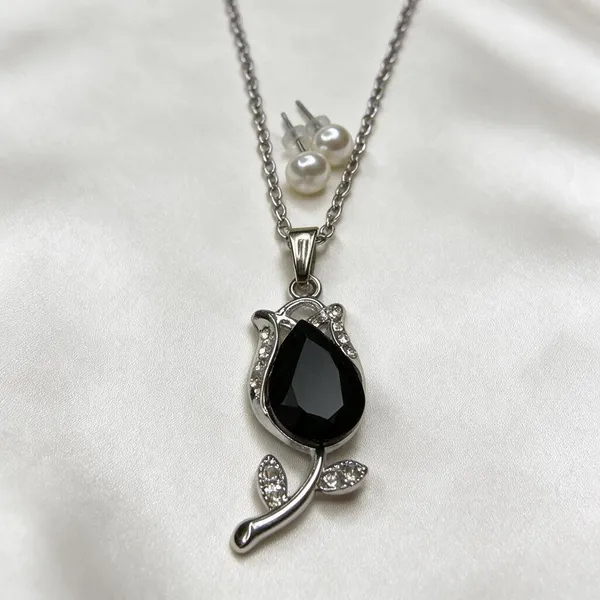 Silver_Tone_Black_Stone_Pendant_Necklace_for_Women