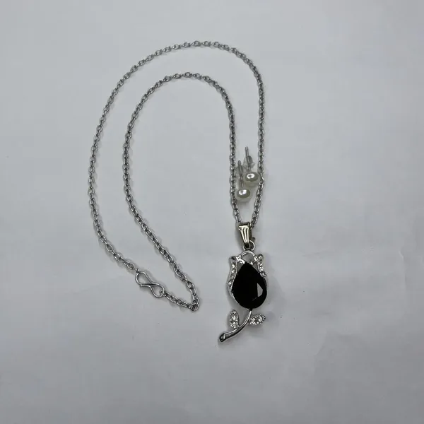 Silver_Tone_Black_Stone_Pendant_Necklace_for_Women