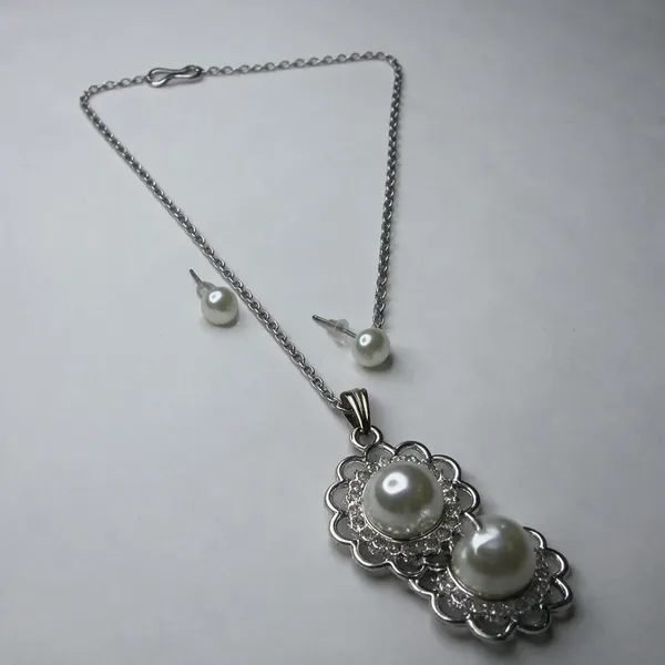 Silver_Tone_Pearl_Floral_Necklace_And_Earrings_Set