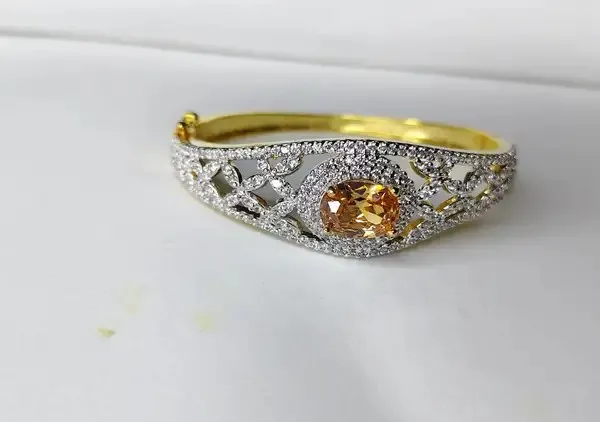 Gold_Metal_Alloy_Classic_Bracelet_For_Women