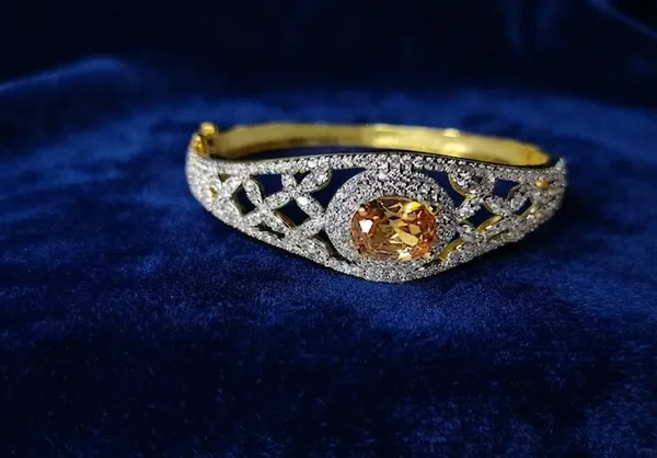 Gold_Metal_Alloy_Classic_Bracelet_For_Women