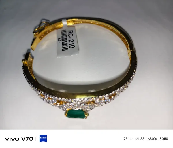 Gold_Metal_Alloy_Classic_Bracelet_For_Women