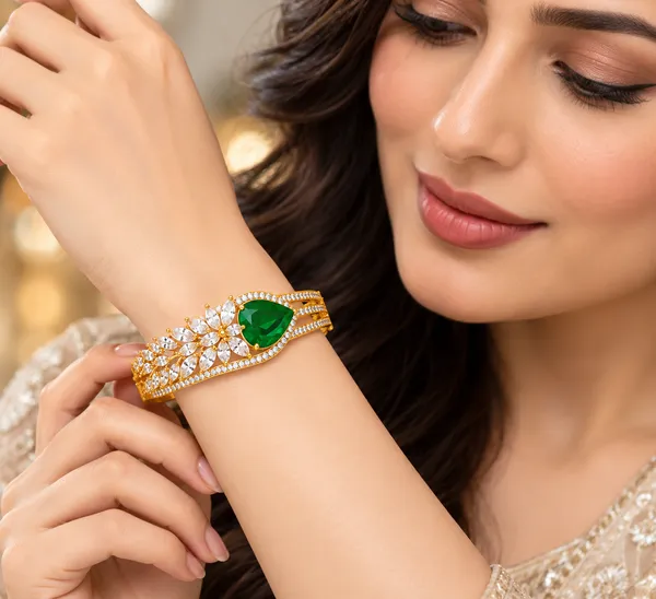 Elegant_Gold_&_Green_Emerald_Bracelet_with_Sparkling_Floral_Stones
