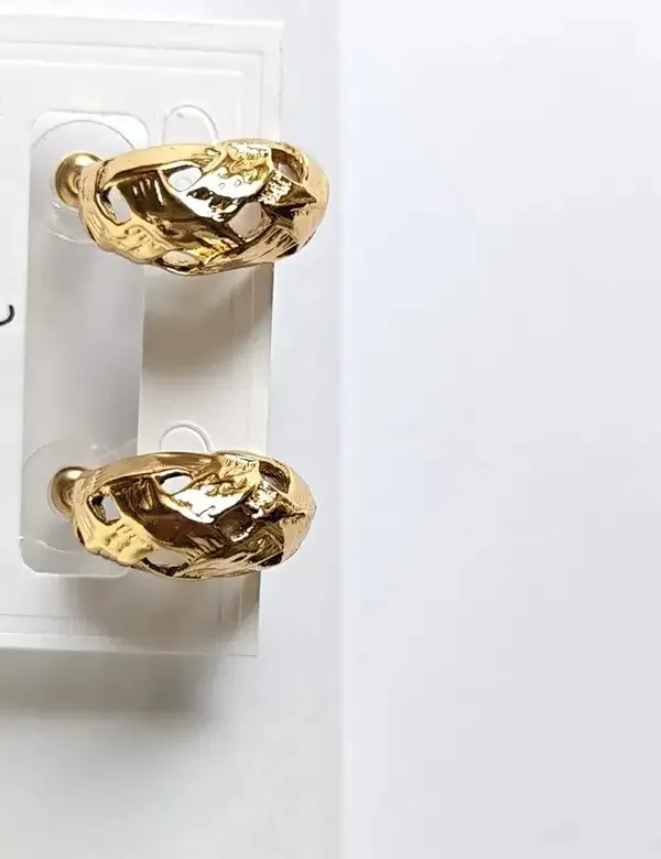 Flagged:_Description_References_Furniture_Knobs,_Not_Earrings._Human_Review_Needed.