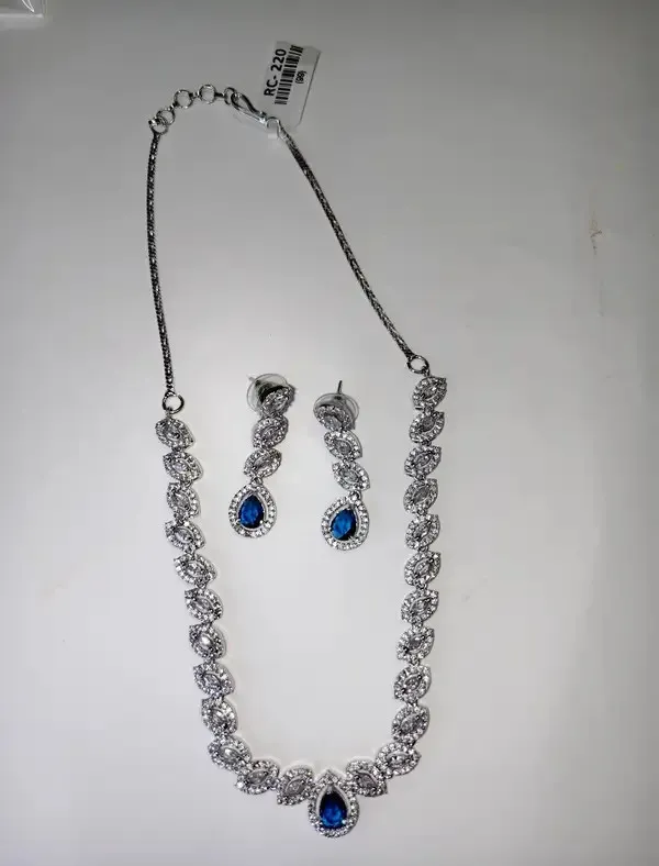 Gold_Metal_Alloy_Necklace_For_Women
