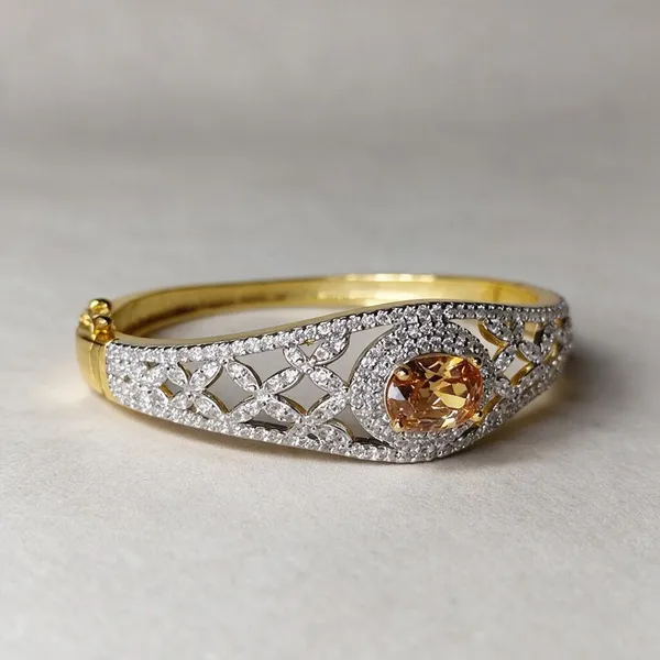 Gold_Metal_Alloy_Classic_Bracelet_For_Women
