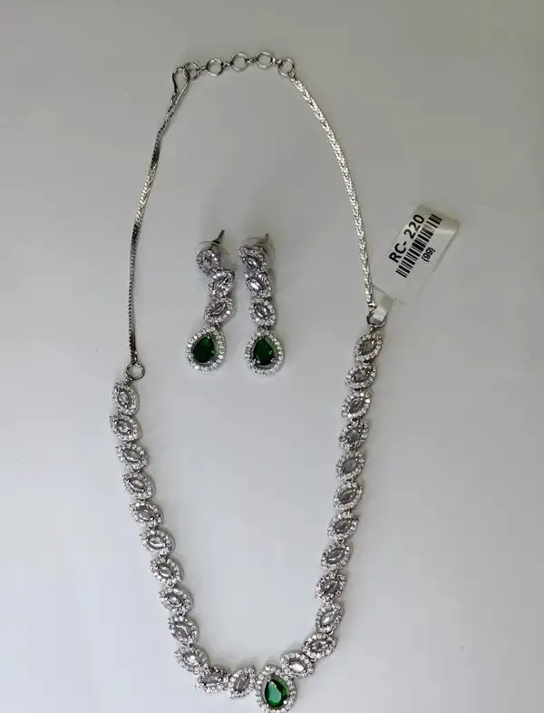 Gold_Metal_Alloy_Necklace_For_Women
