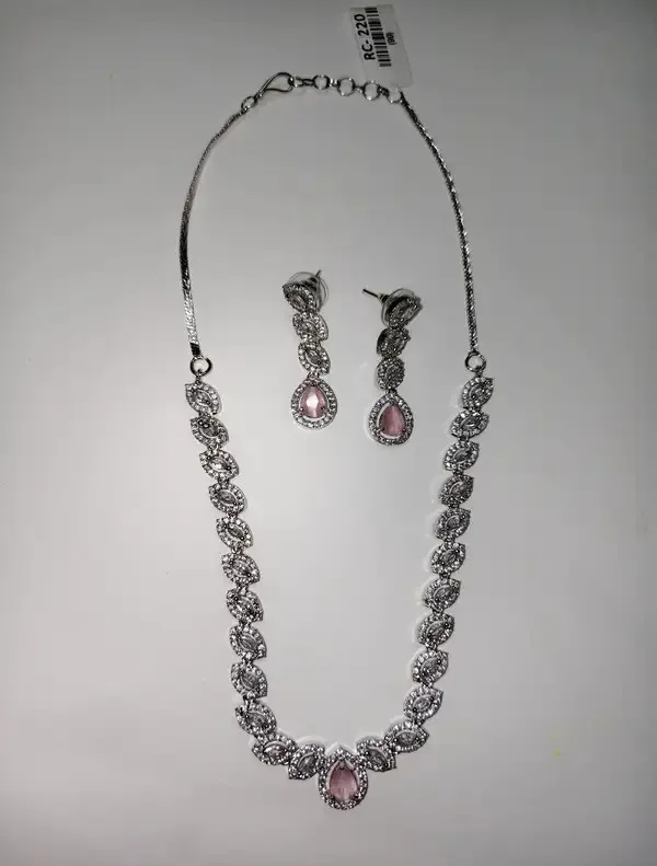 Gold_Metal_Alloy_Necklace_For_Women