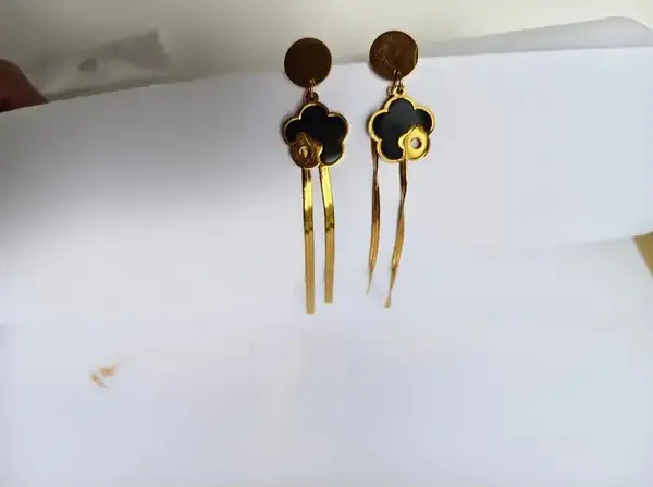 Gold_Metal_Alloy_Black_Floral_Motif_Elongated_Drop_Earrings_For_Women