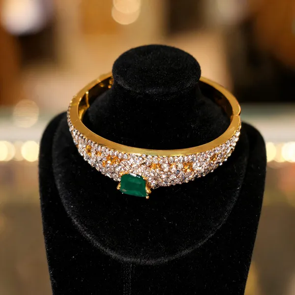 Gold_Metal_Alloy_Classic_Bracelet_For_Women
