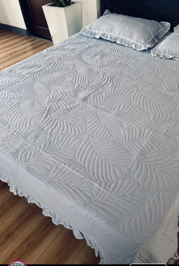 Polyester_Quilted_Leaf_Pattern_Grey_Blanket_Set
