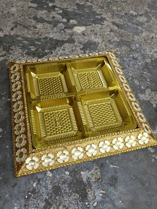 Metal_Traditional_Embossed_Four_Section_Serving_Tray