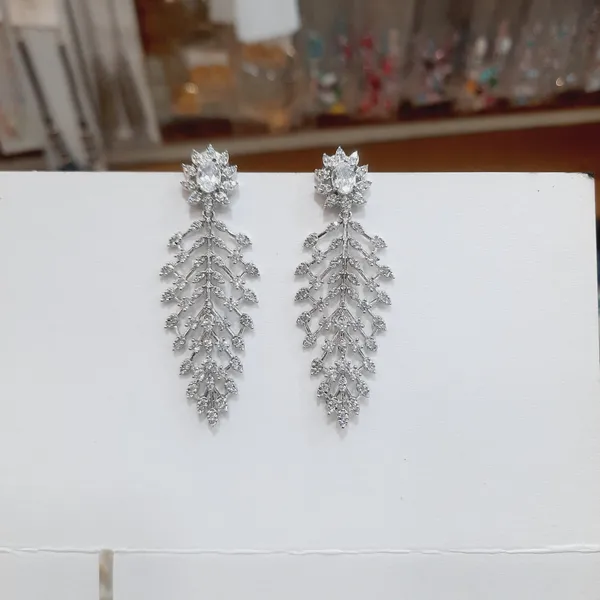Silver_Tone_Crystal_Chandelier_Earrings_for_Women
