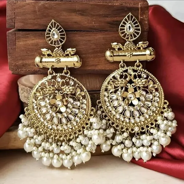 Chandbali_Earrings_With_Kundan_And_Pearls