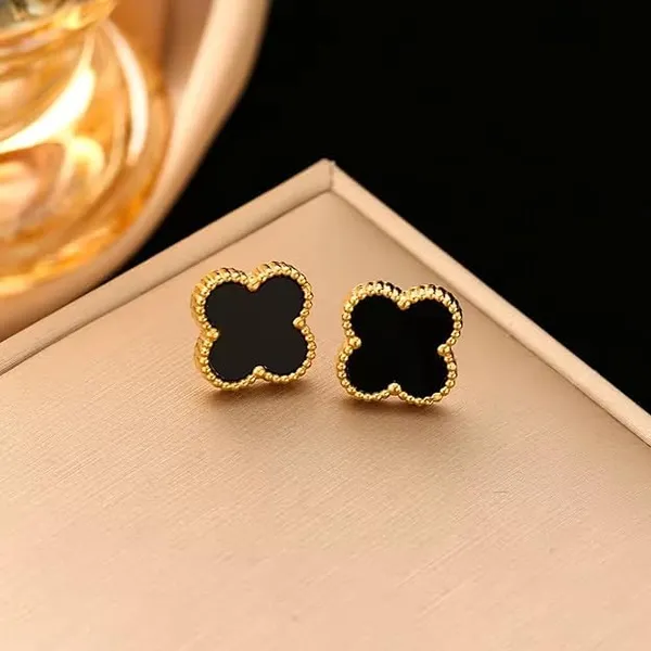 Gold_Plated_Clover_Pendant_Necklace