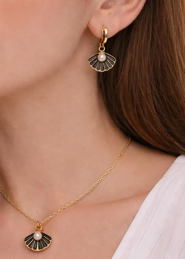 Seashell_Pendant_Necklace_And_Hoop_Earrings_Set