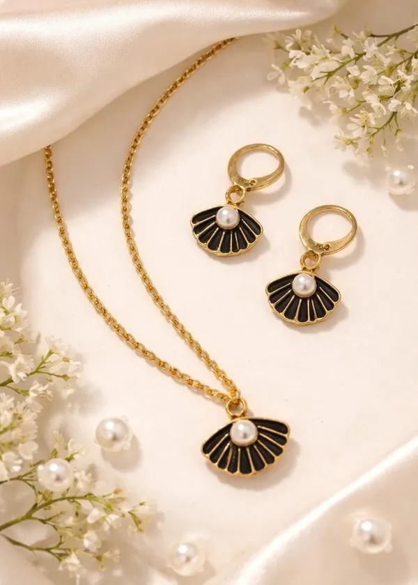 Seashell_Pendant_Necklace_And_Hoop_Earrings_Set