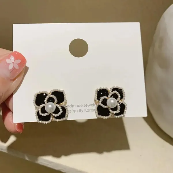 Floral_Pearl_Stud_Earrings