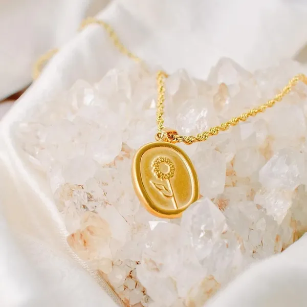 Oval_Floral_Pendant_Necklace