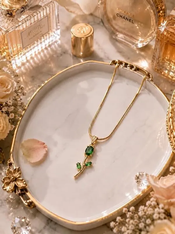 Emerald_Leaf_Pendant_Necklace_For_Women