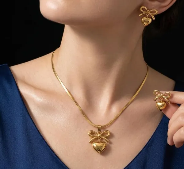 Heart_Pendant_Necklace_With_Bow_Design