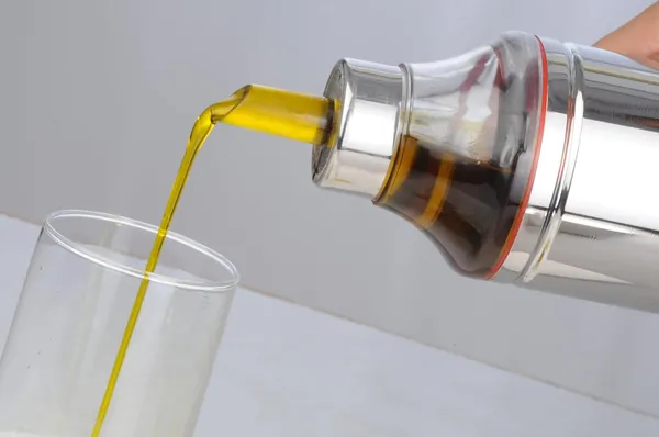 Amba_R_Kitchenware_Stainless_Steel_Oil_Dispenser_With_Handle_Oil_Bottle_For_Kitchen_And_Home_Stainless_Steel_Oil_Dispenser_With_Handle_Bottle_Leakproof_Oil_Nozzle_Dropper_1000ml