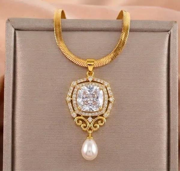 Gold_Brass_Pendant_Necklace_For_Women