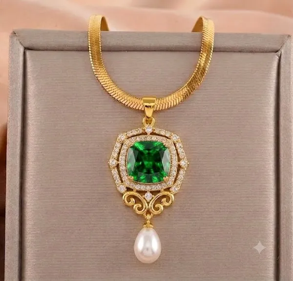 Green_And_Gold_Brass_Pendant_Necklace_For_Women