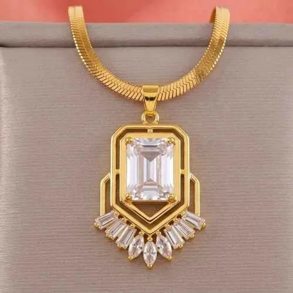 Gold_Brass_Pendant_Necklace_For_Women