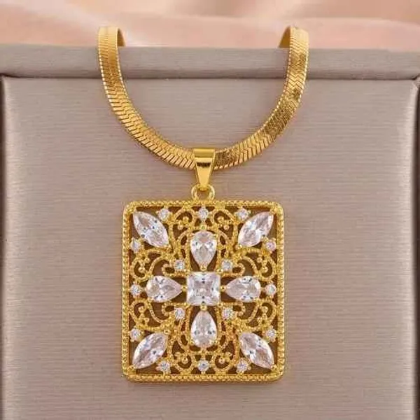 Gold_Brass_Pendant_Necklace_For_Women