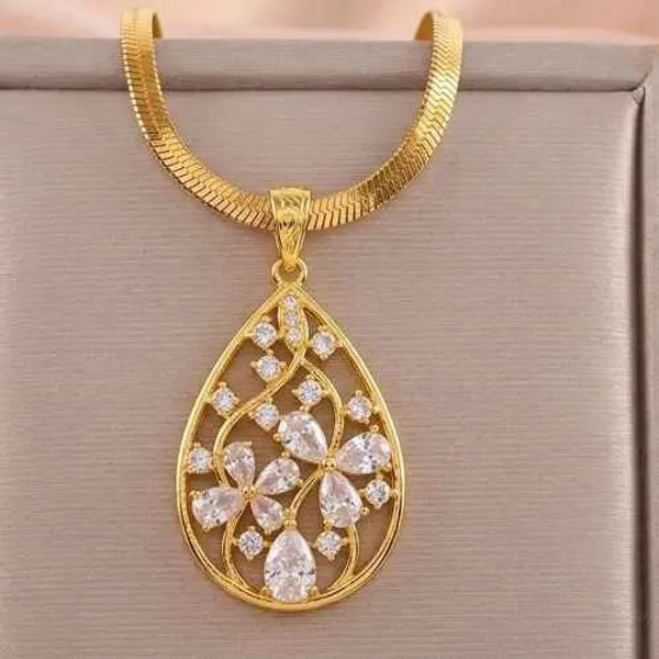 Gold_Brass_Pendant_Necklace_For_Women