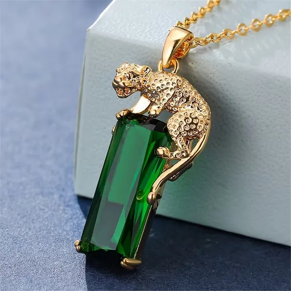 Green_And_Gold_Brass_Pendant_Necklace_For_Women