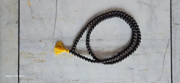 Authentic_Karungali_Mala_108_Beads_With_Yellow_Tassel