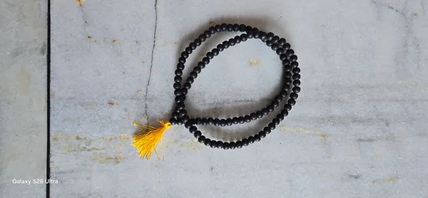 Authentic_Karungali_Mala_(108_Beads)_with_Yellow_Tassel