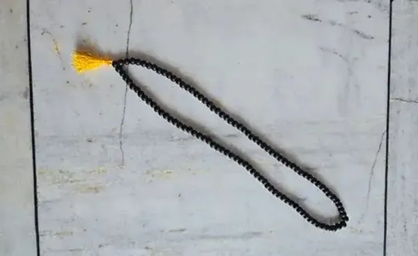 Authentic_Karungali_Mala_108_Beads_With_Yellow_Tassel