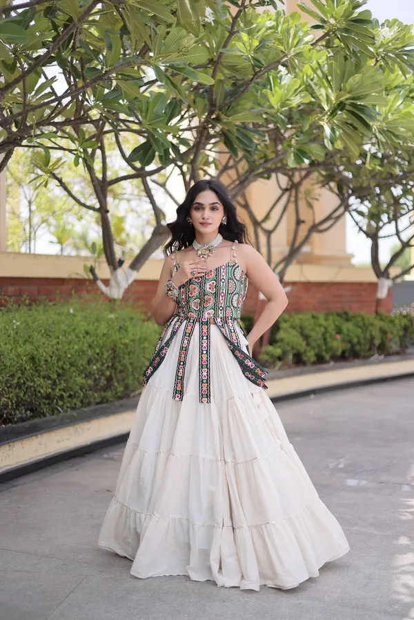 Navratri_Designer_Lehenga_Choli_2026_Kora_Cotton_With_Kutchi_Patchwork_White