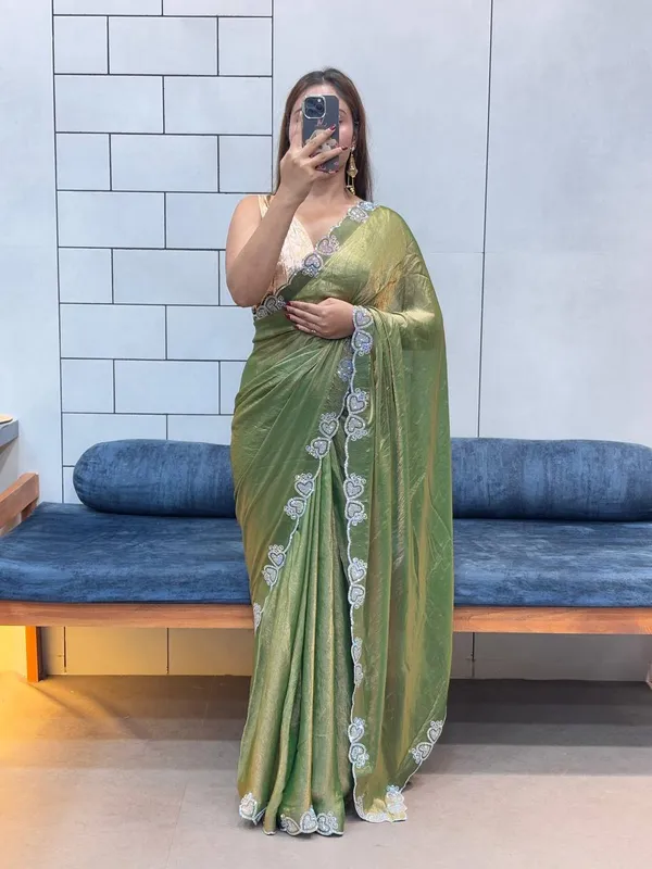 Loving_Heart_Diamond_Work_Border_Space_Silk_Saree