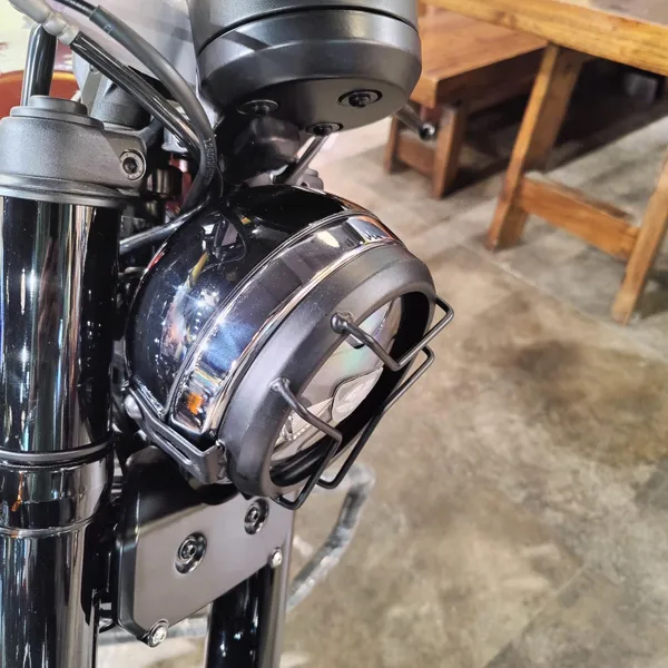 Jawa_42_Bobber_Steel_Matte_Black_Headlight_Grill_Guard
