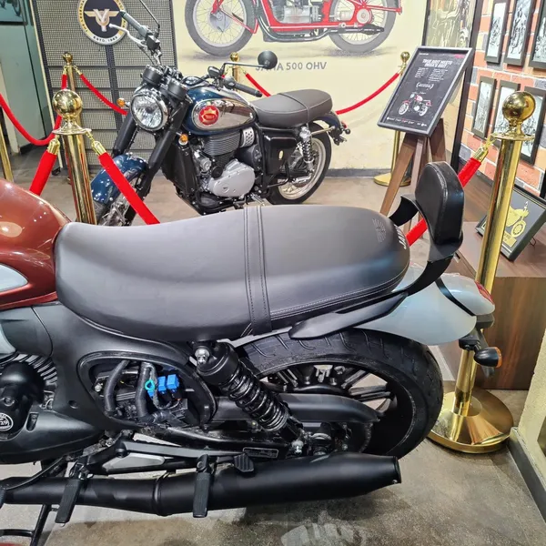 Jawa_42_Fj_Sissy_Bar_Backrest_With_Cushion_Pad_Black
