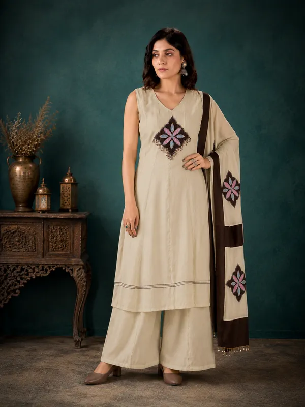 Off_White_Mal_Chanderi_Straight_Kurta_Set_With_Patchwork_Applique_Dupatta