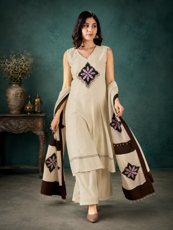 Off_White_Mal_Chanderi_Straight_Kurta_Set_With_Patchwork_Applique_Dupatta