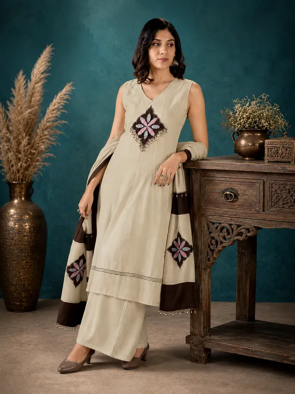 Off_White_Mal_Chanderi_Straight_Kurta_Set_With_Patchwork_Applique_Dupatta