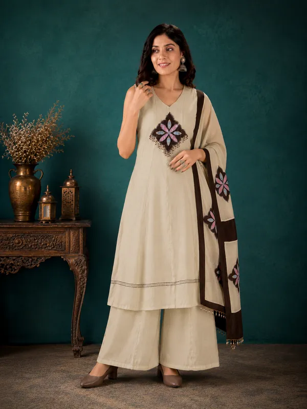 Off_White_Mal_Chanderi_Straight_Kurta_Set_With_Patchwork_Applique_Dupatta