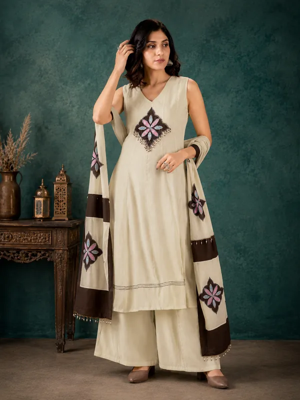 Off_White_Mal_Chanderi_Straight_Kurta_Set_With_Patchwork_Applique_Dupatta