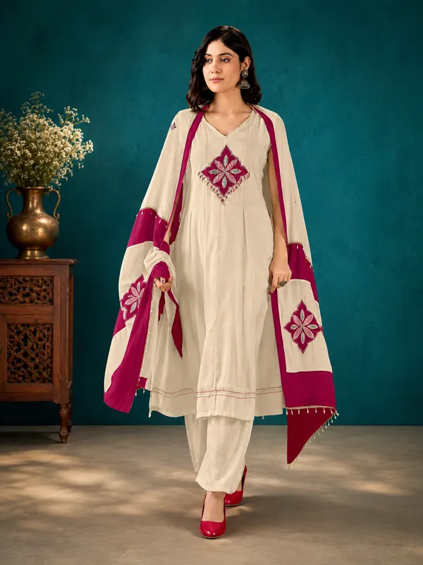 Beige_Mal_Chanderi_Straight_Kurta_Set_With_Magenta_Applique_Dupatta