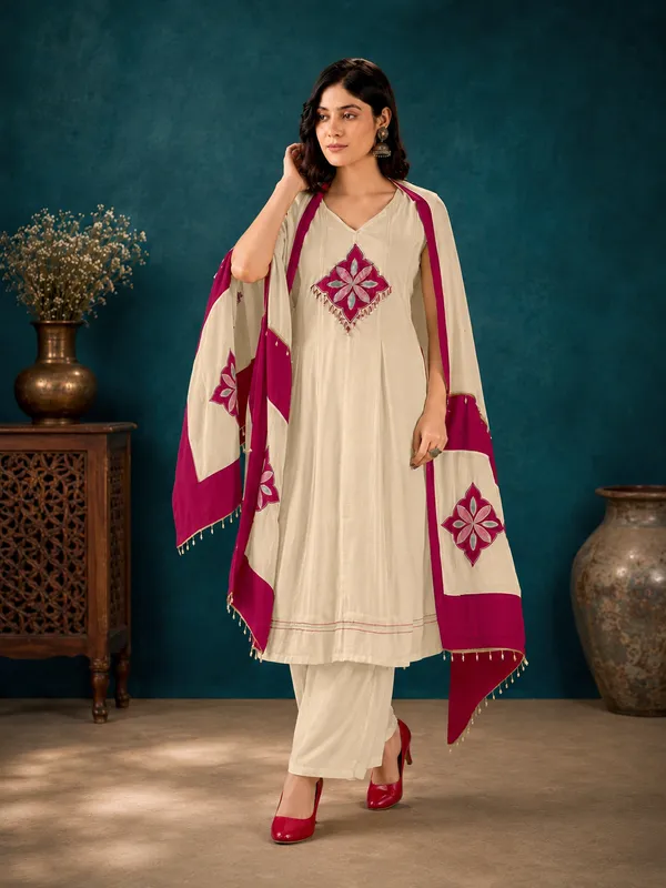 Beige_Mal_Chanderi_Straight_Kurta_Set_With_Magenta_Applique_Dupatta