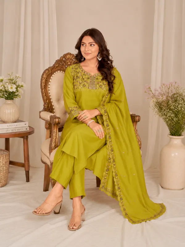 Mustard_Yellow_Roman_Silk_Embroidered_Kurta_Pant_Set